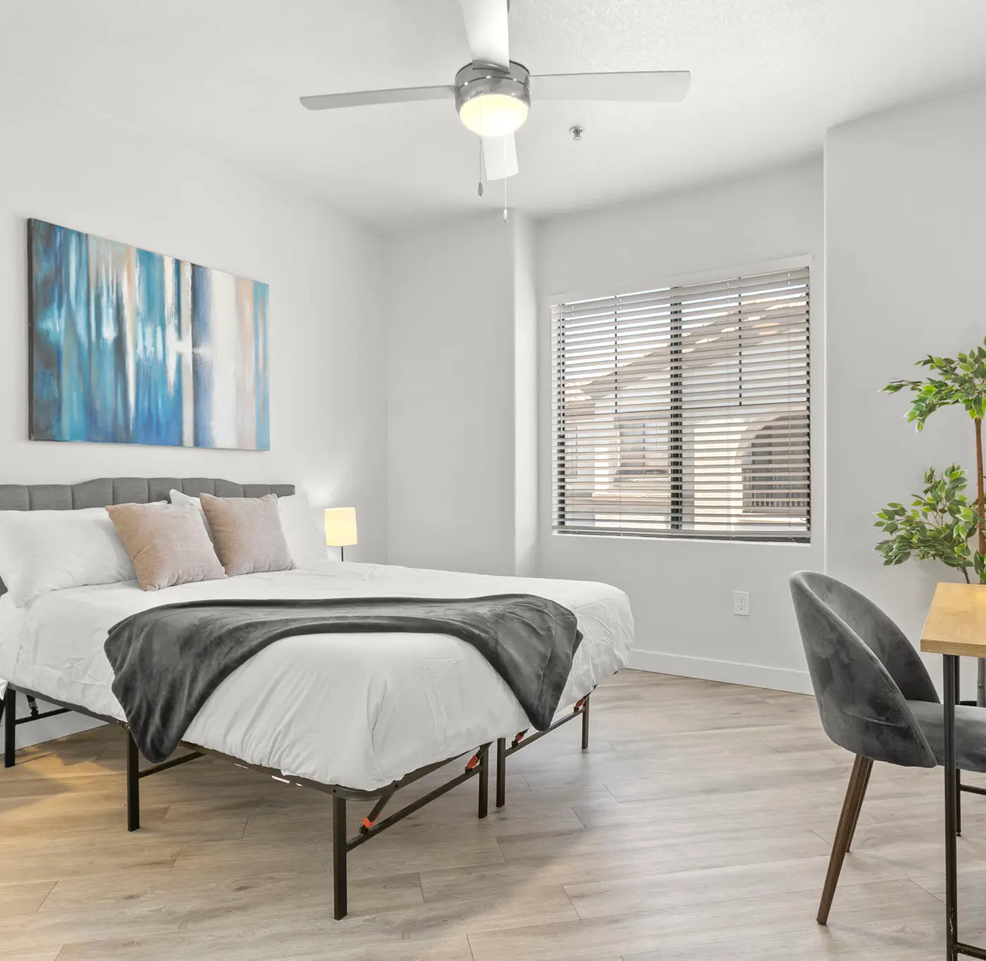 CozySuites Glendale | pool near the stadium