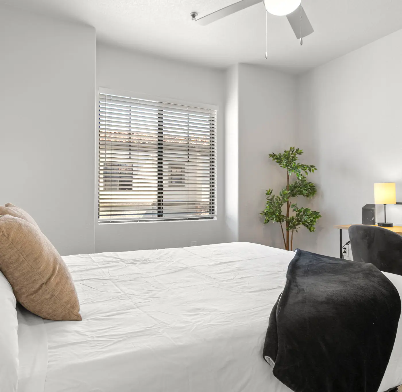 CozySuites Glendale | pool near the stadium