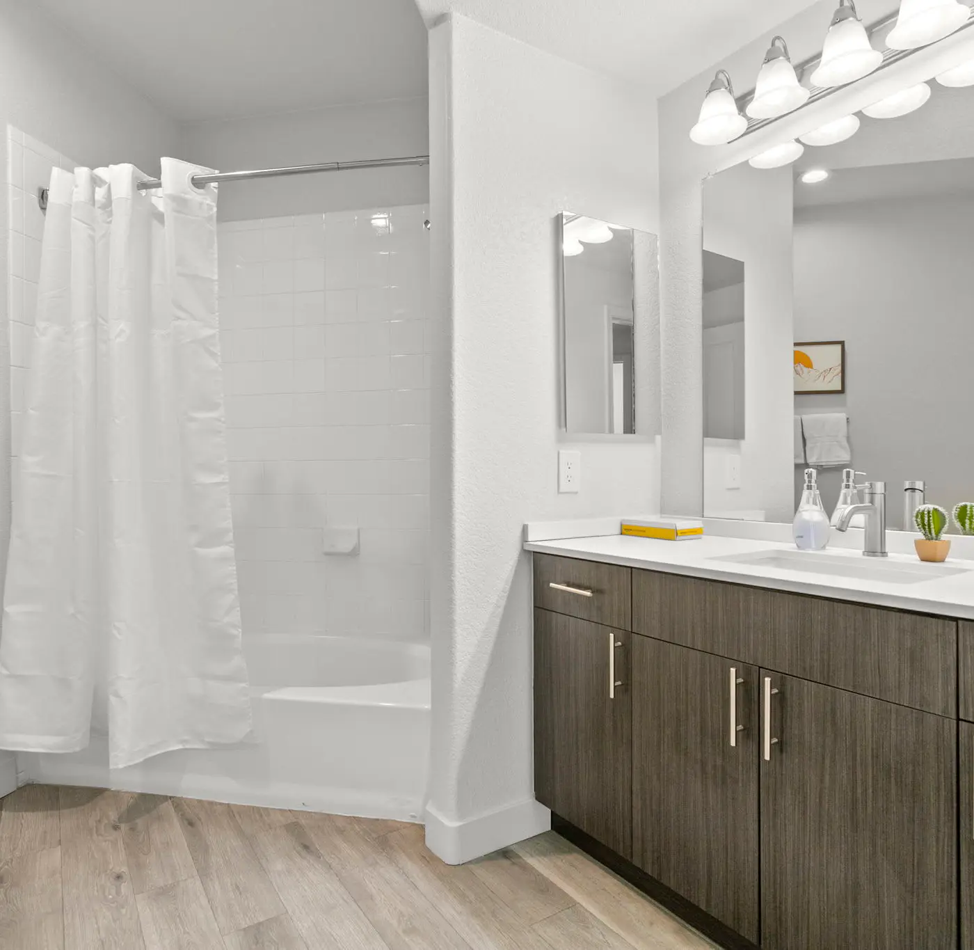 CozySuites Glendale | pool near the stadium