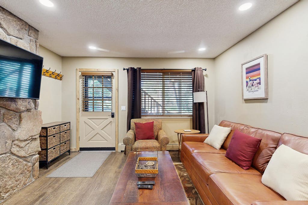 Conveniently located condo w/ fast wifi, great location & shared pool & hot tub