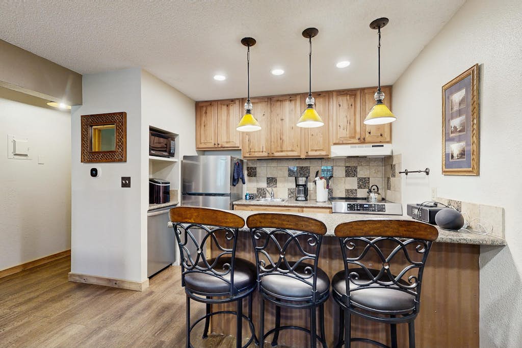 Conveniently located condo w/ fast wifi, great location & shared pool & hot tub