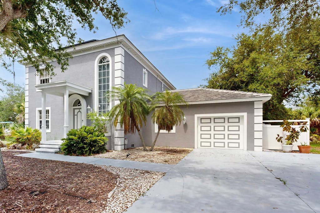 Spacious 3 Bedroom Waterfront Home with Private Pool and in Port Charlotte
