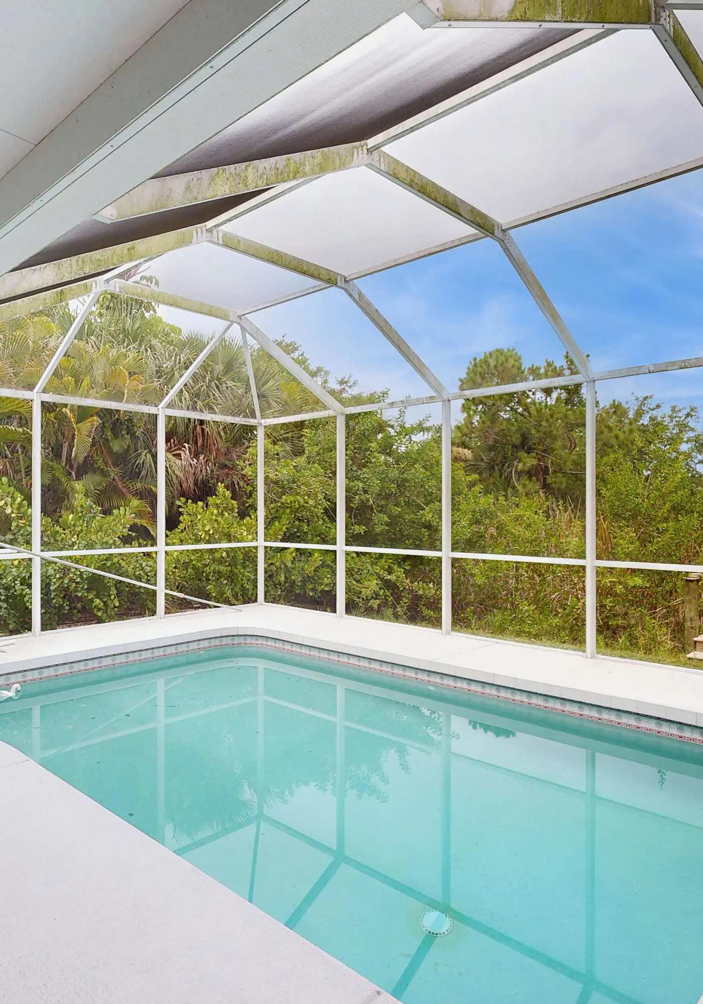 Spacious 3 Bedroom Waterfront Home with Private Pool and in Port Charlotte