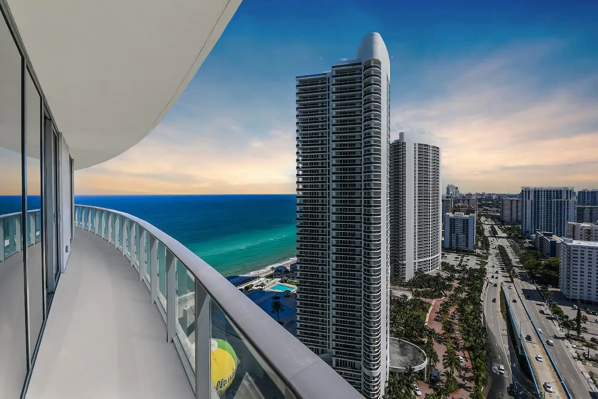 Ventur Luxe Condo l Oceanview | LYFE Beach Resort
