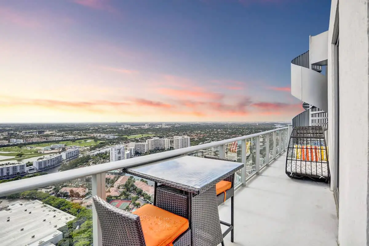 Hyde Penthouse  2-Story Balcony Terrace by Ventur