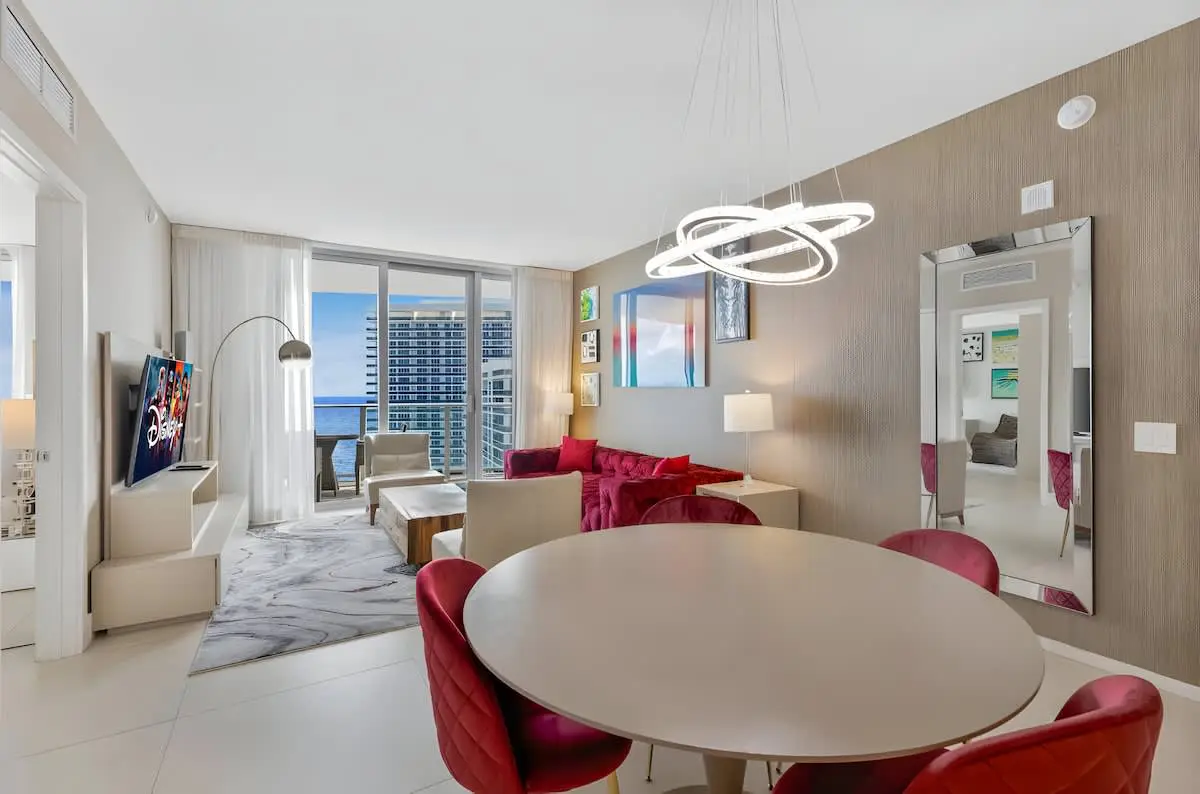 Oceanview Luxe Condo | Balcony, Gym & Beach Access