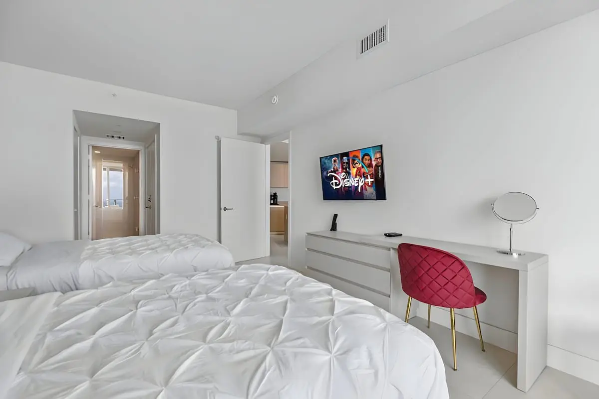 Oceanview Luxe Condo | Balcony, Gym & Beach Access