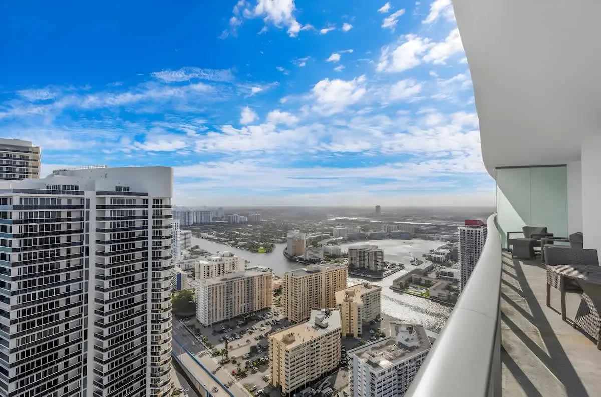 Oceanview Luxe Condo | Balcony, Gym & Beach Access