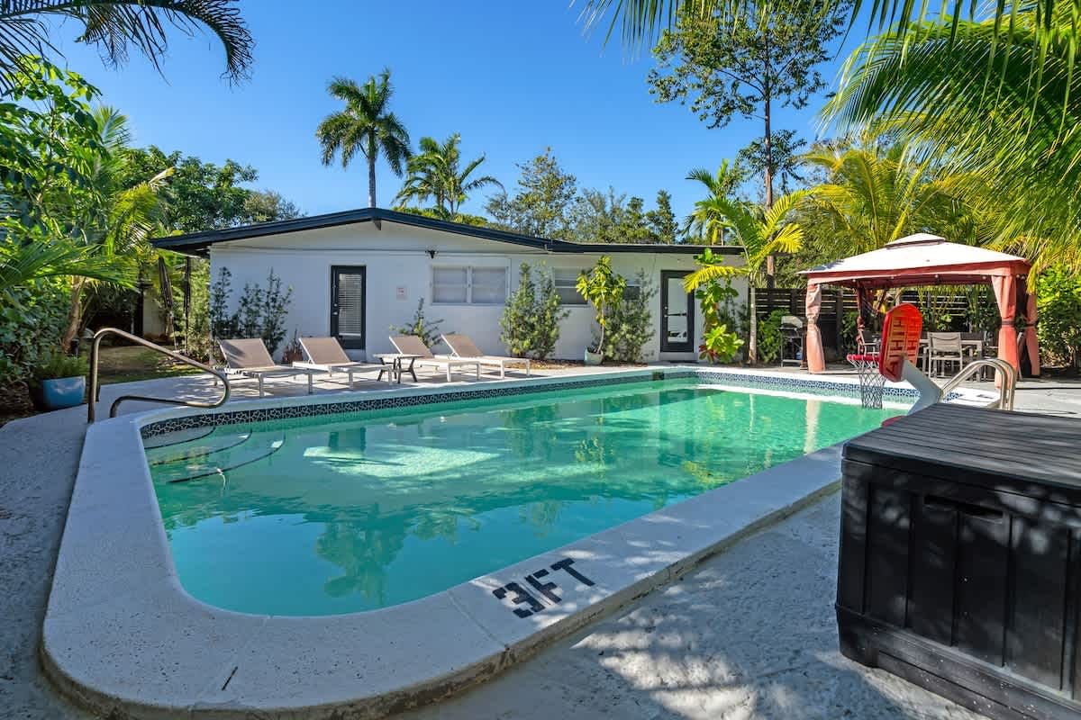 Tropical Private Pool Home  FirePit and Arcades