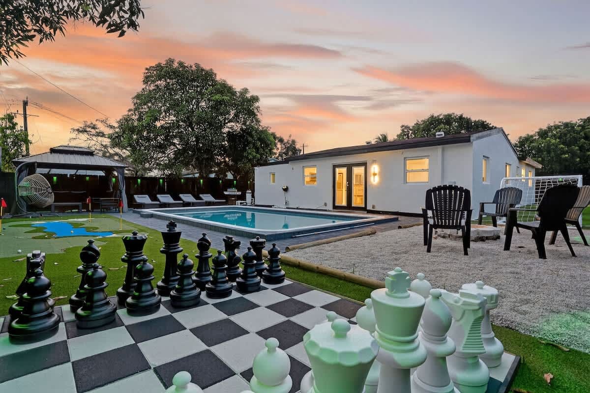 Heated Pool Home  Mini Golf & Soccer  Firepit