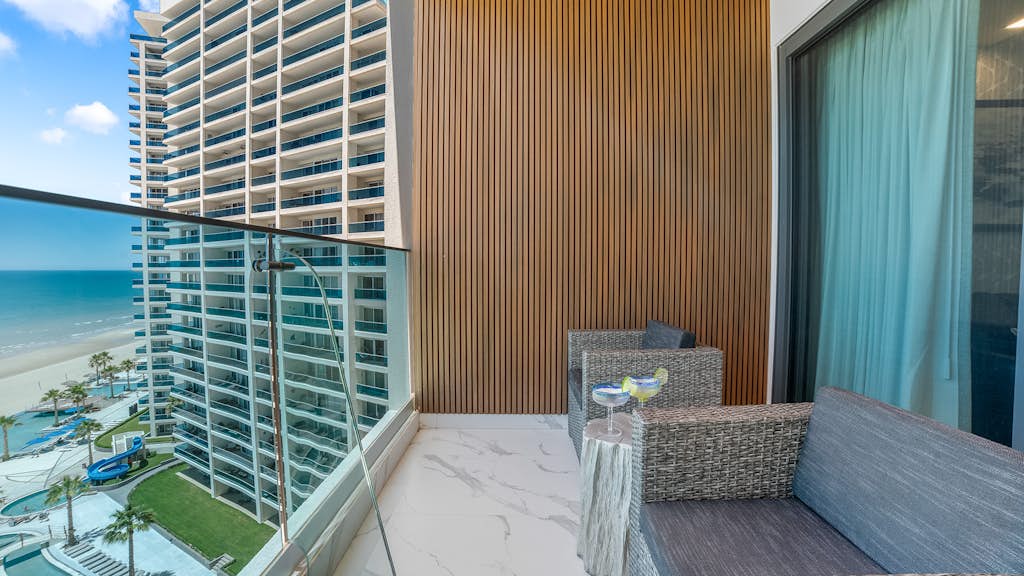 10th-floor studio in Encantame Soleil with a king bed for 2.