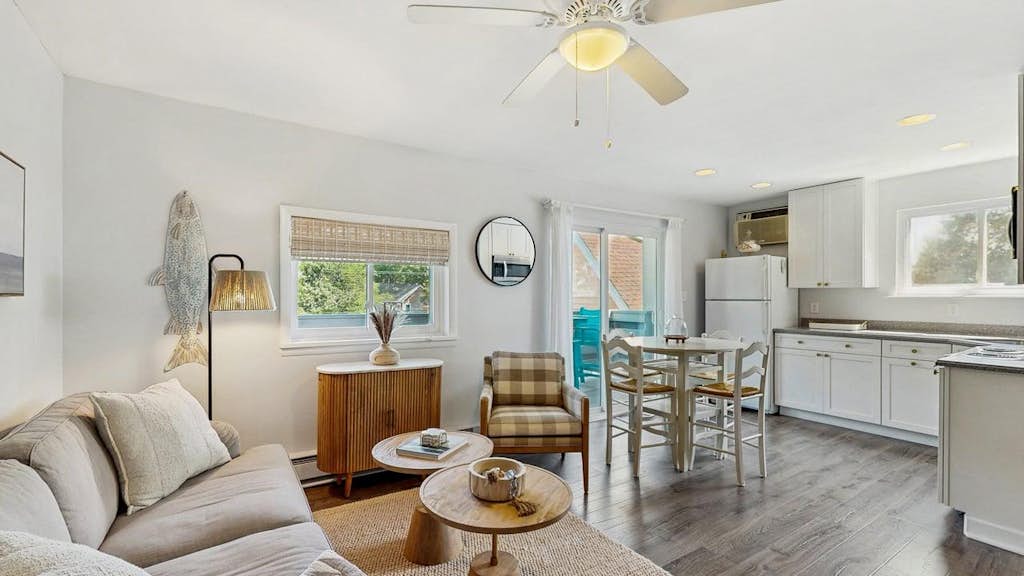 Lost Compass - 72 Sussex St #5