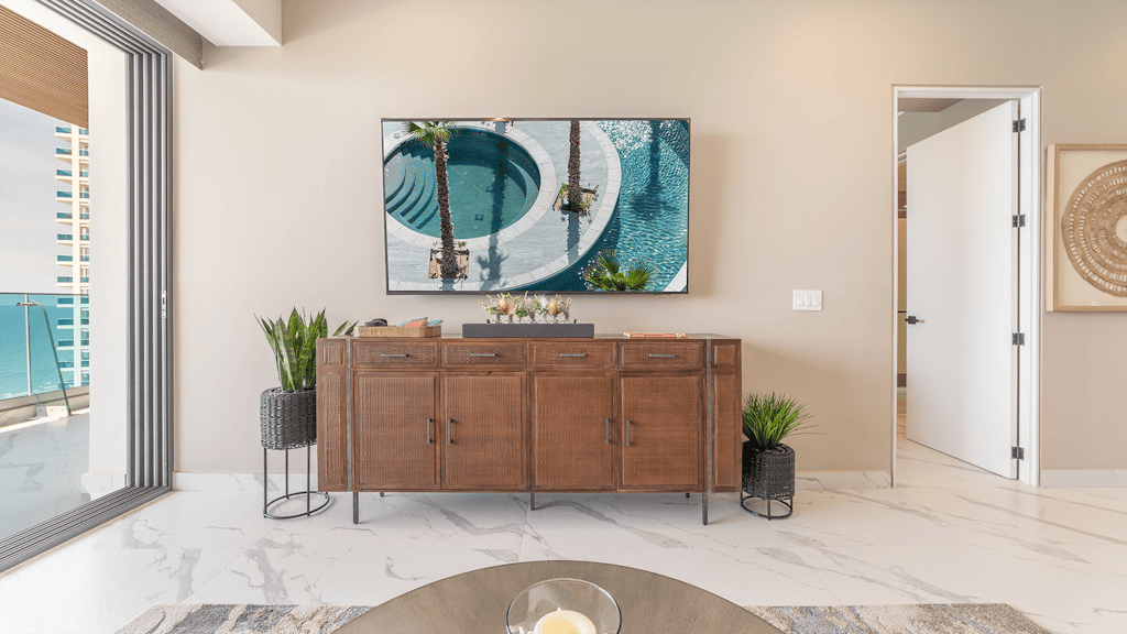 R1102 Stylish Beachfront Escape with King Suite and Ocean Views