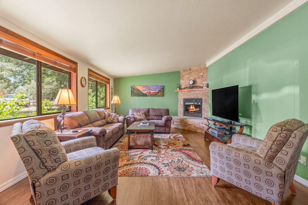 Reindeer Retreat | Deck & Firepit | Dog Friendly | Sleeps 8
