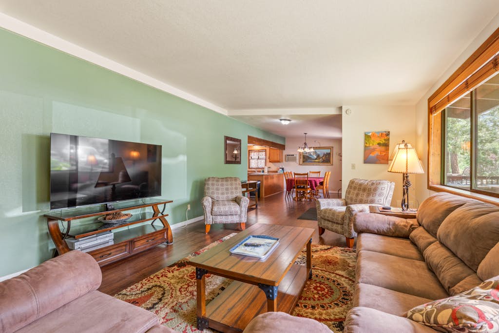 Reindeer Retreat | Deck & Firepit | Dog Friendly | Sleeps 8