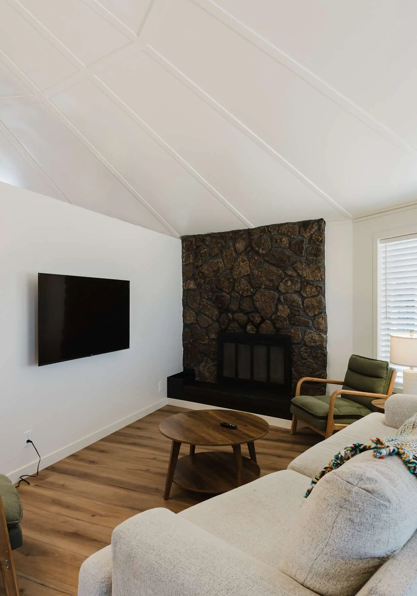 Escape to your private, pet-friendly yurt retreat with mountain views, just minutes from Bend and Sisters.