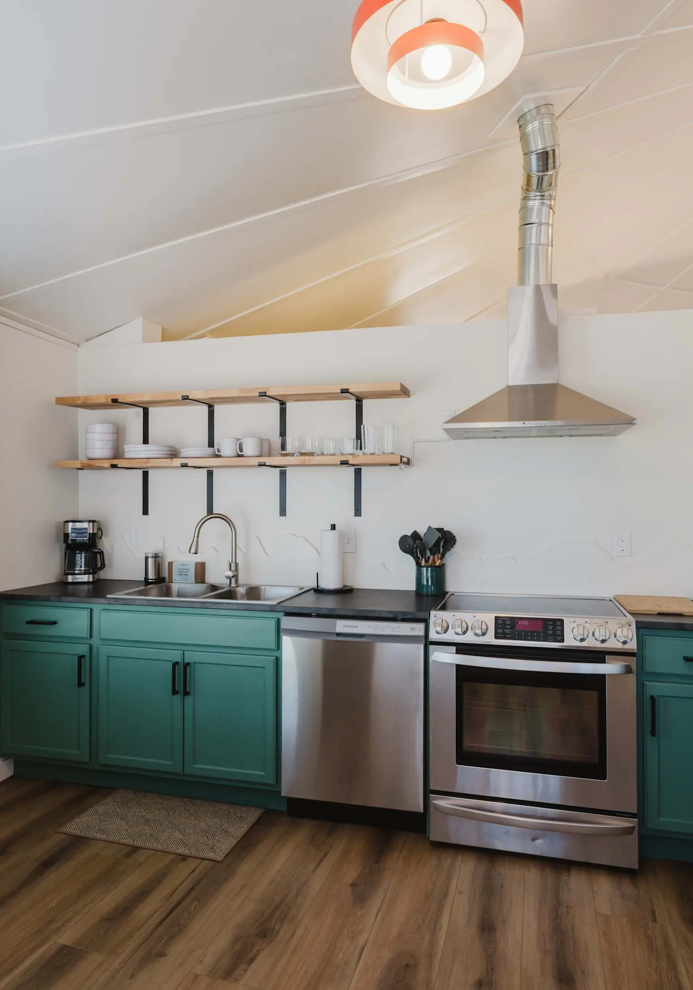 Escape to your private, pet-friendly yurt retreat with mountain views, just minutes from Bend and Sisters.