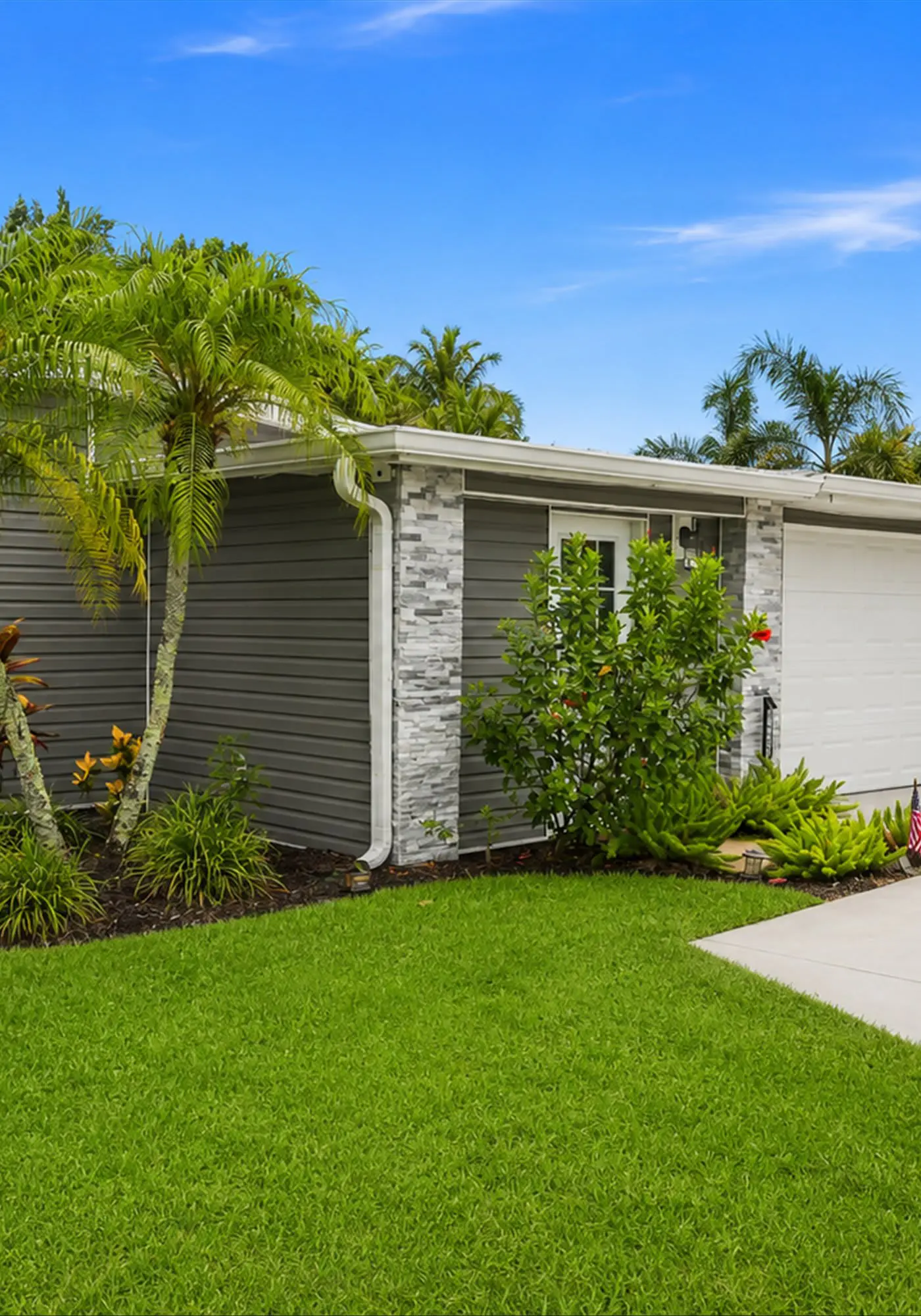Spacious Waterfront Home - Private Canal Access and Large Yard in Naples