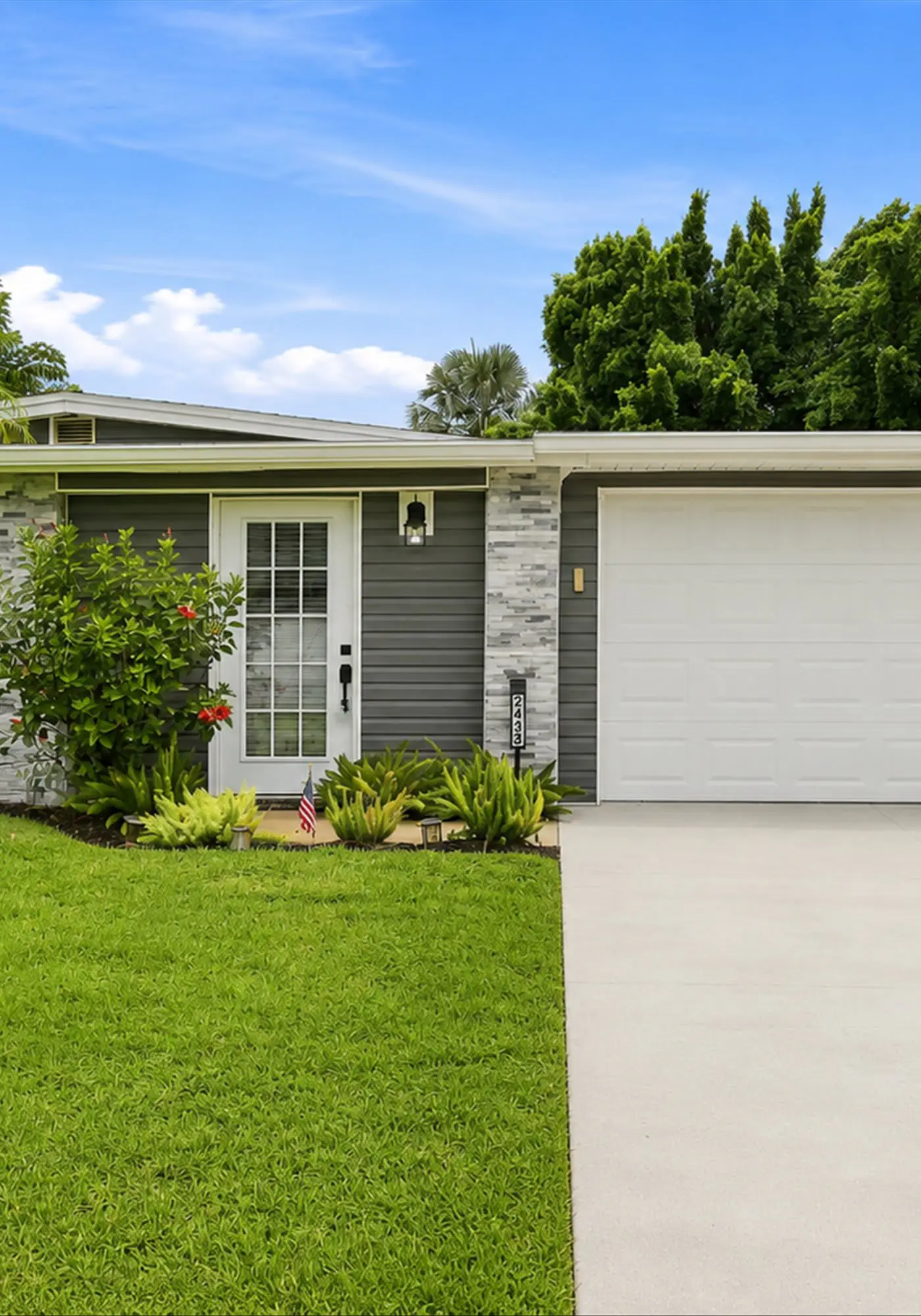 Spacious Waterfront Home - Private Canal Access and Large Yard in Naples