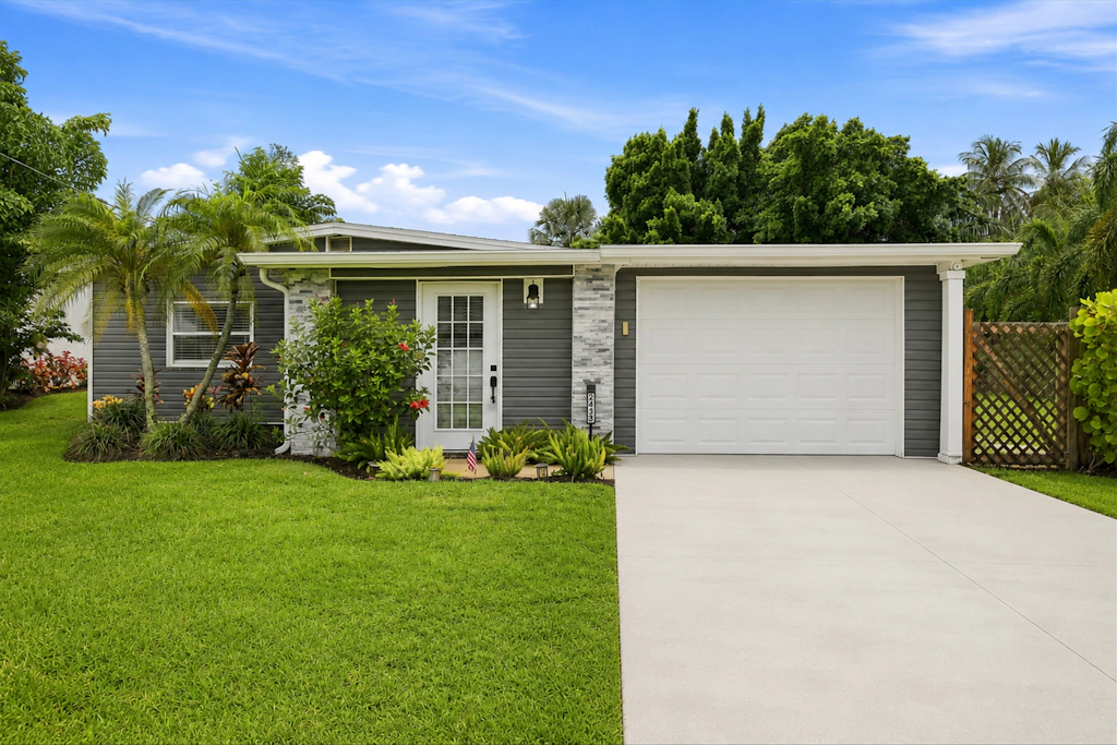 Spacious Waterfront Home - Private Canal Access and Large Yard in Naples