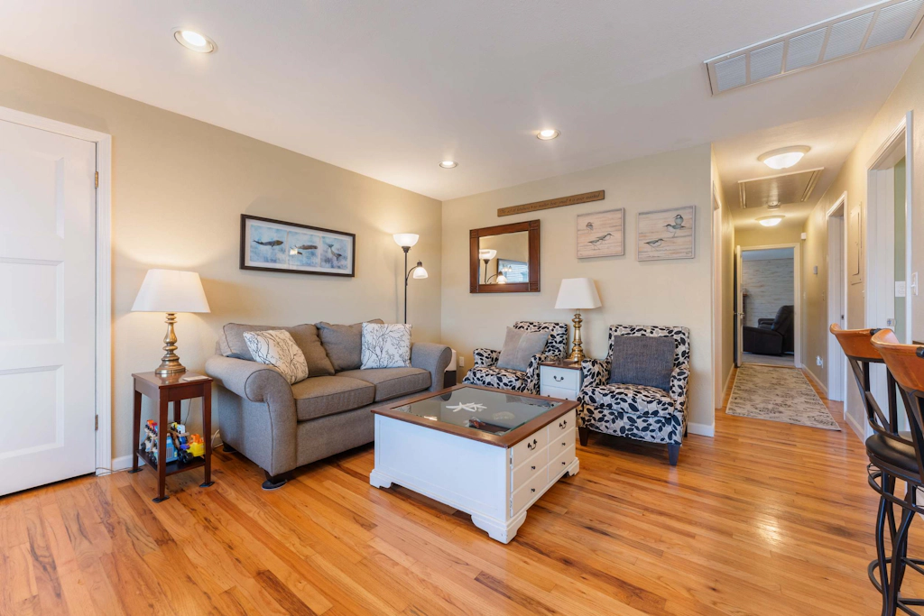 Pet-friendly - Walk to the beach, explore downtown Newport, and unwind in this cozy coastal getaway just steps from the Oregon coast