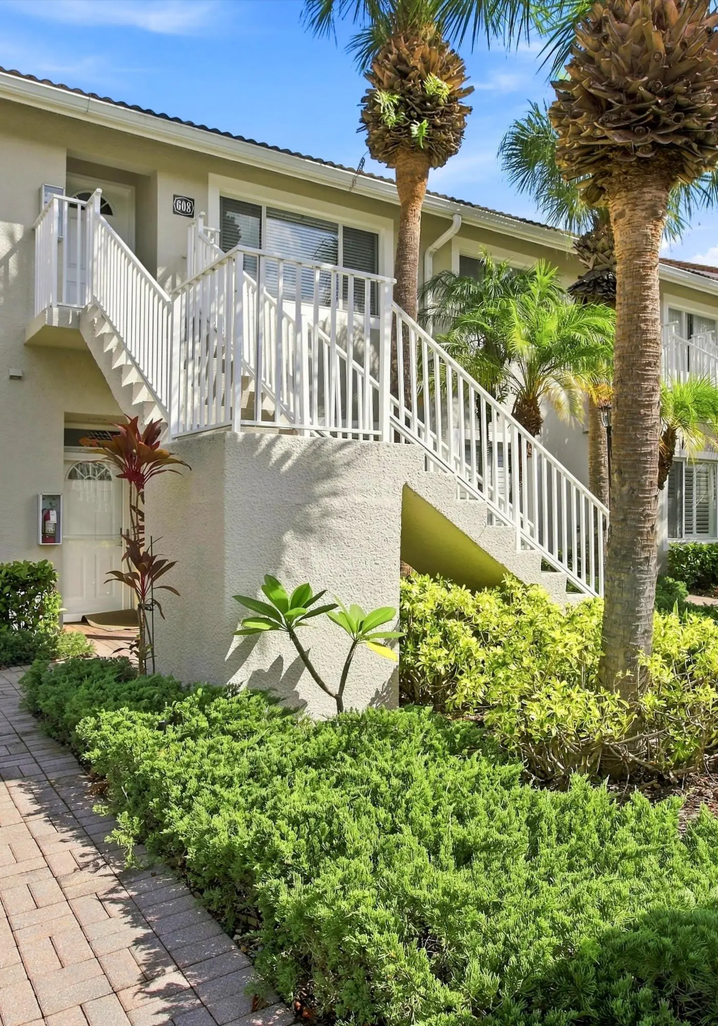 Cozy 2 Bedroom Naples Condo with Full Kitchen, shared Pool
