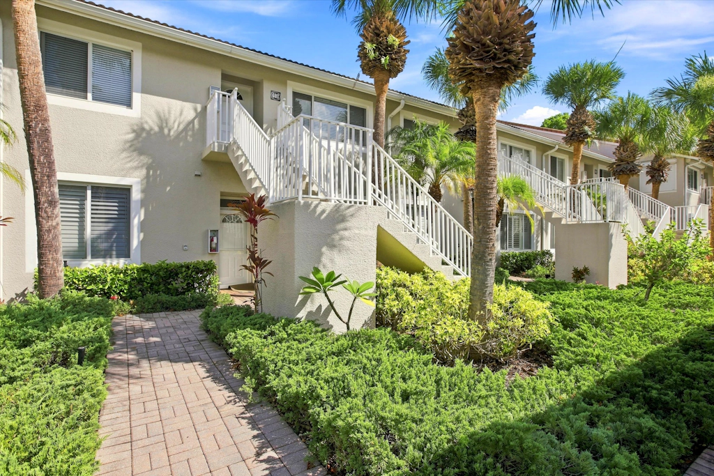 Cozy 2 Bedroom Naples Condo with Full Kitchen, shared Pool