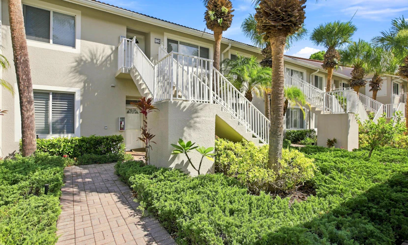 Cozy 2 Bedroom Naples Condo with Full Kitchen, shared Pool