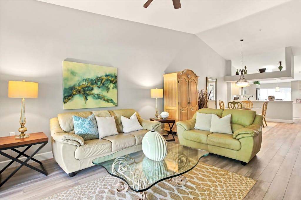 Cozy 2 Bedroom Naples Condo with Full Kitchen, shared Pool