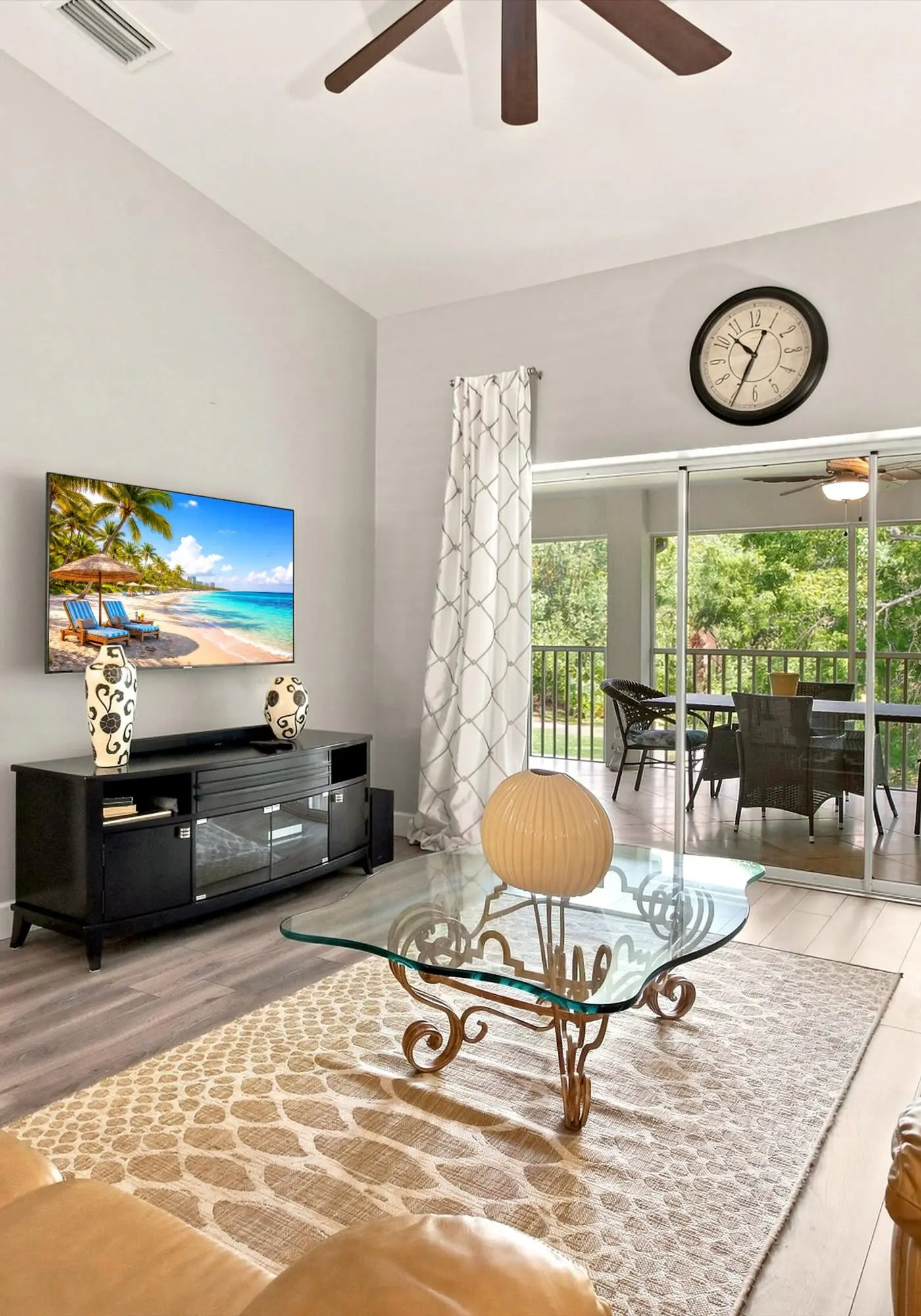 Cozy 2 Bedroom Naples Condo with Full Kitchen, shared Pool