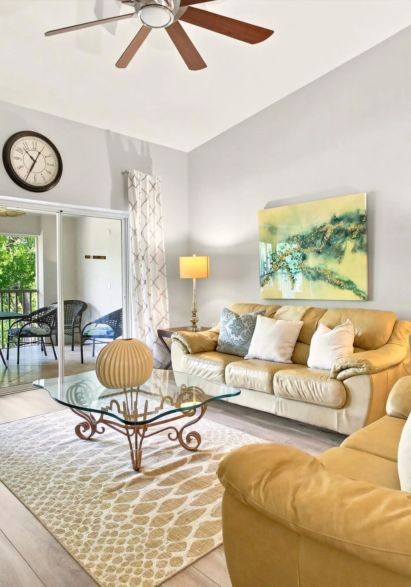 Cozy 2 Bedroom Naples Condo with Full Kitchen, shared Pool