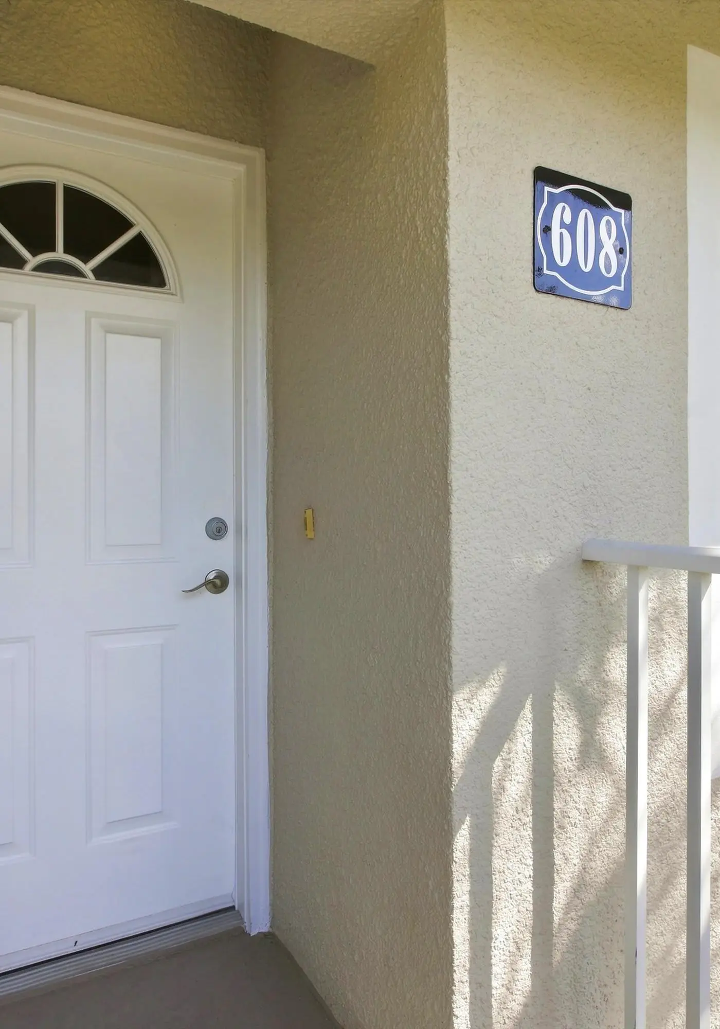 Cozy 2 Bedroom Naples Condo with Full Kitchen, shared Pool