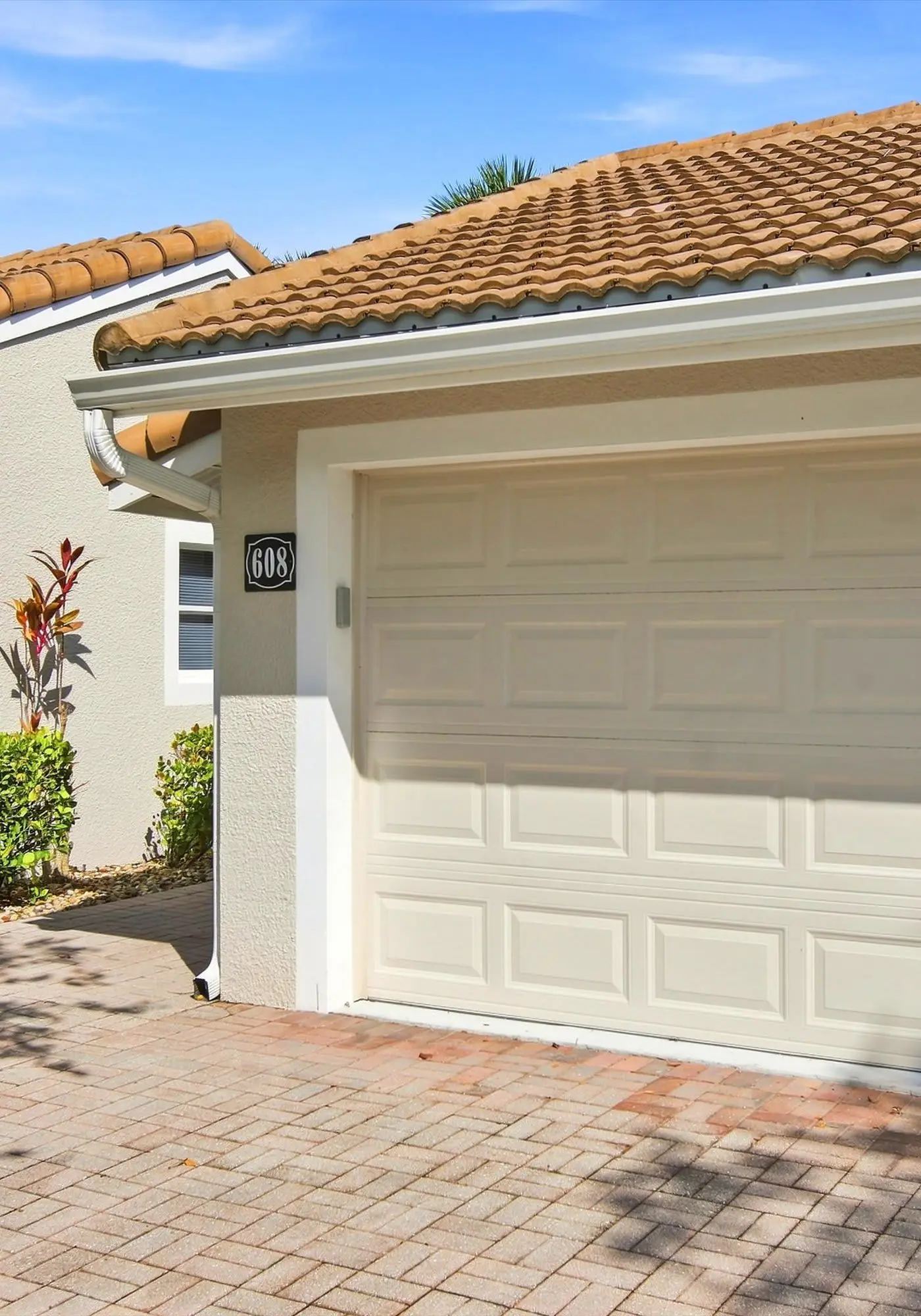 Cozy 2 Bedroom Naples Condo with Full Kitchen, shared Pool