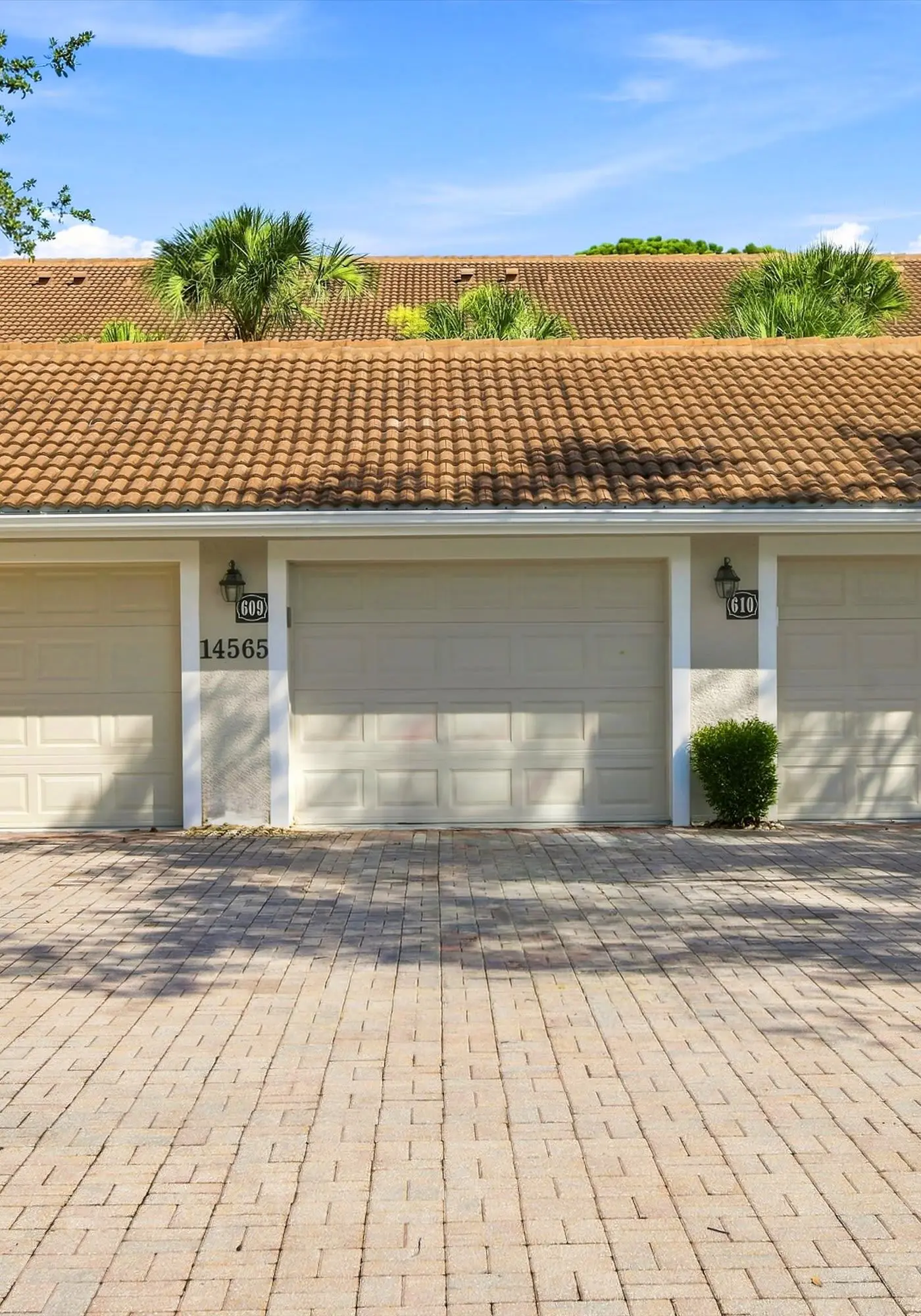 Cozy 2 Bedroom Naples Condo with Full Kitchen, shared Pool