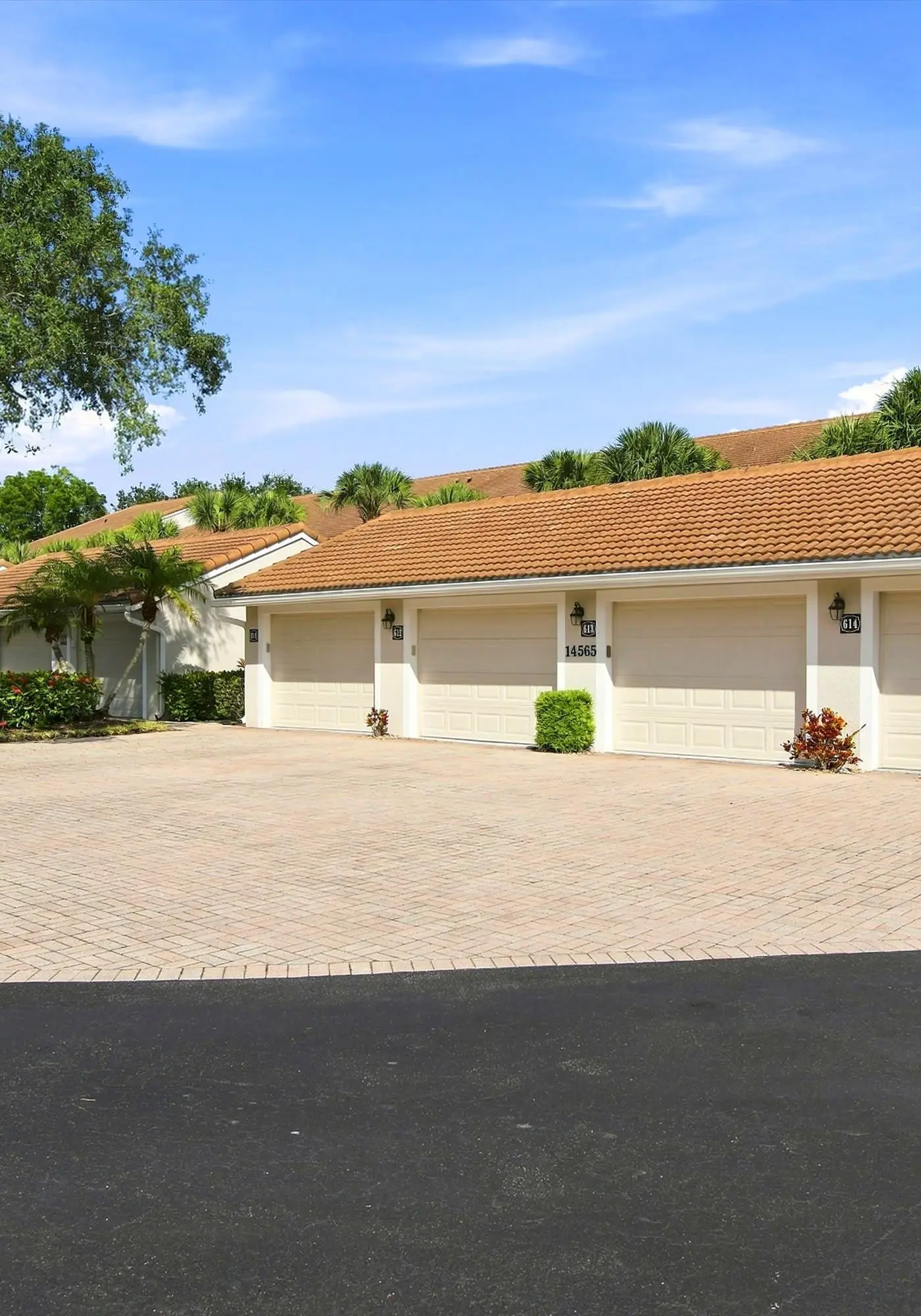 Cozy 2 Bedroom Naples Condo with Full Kitchen, shared Pool