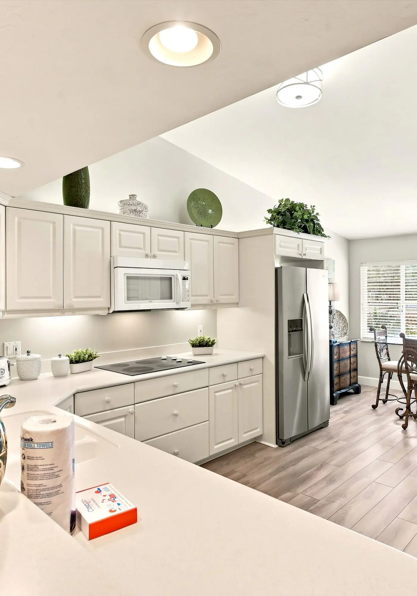 Cozy 2 Bedroom Naples Condo with Full Kitchen, shared Pool