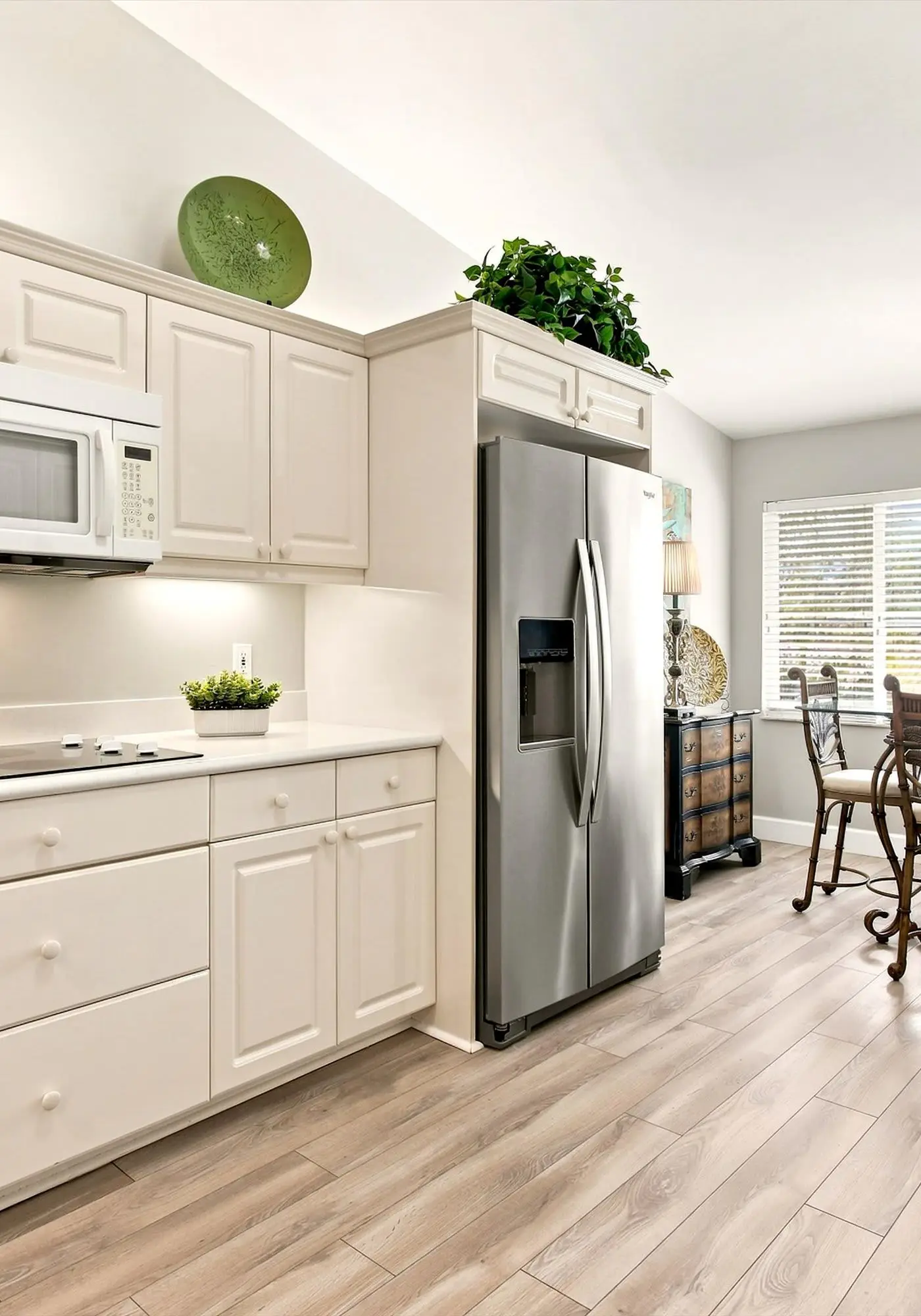 Cozy 2 Bedroom Naples Condo with Full Kitchen, shared Pool