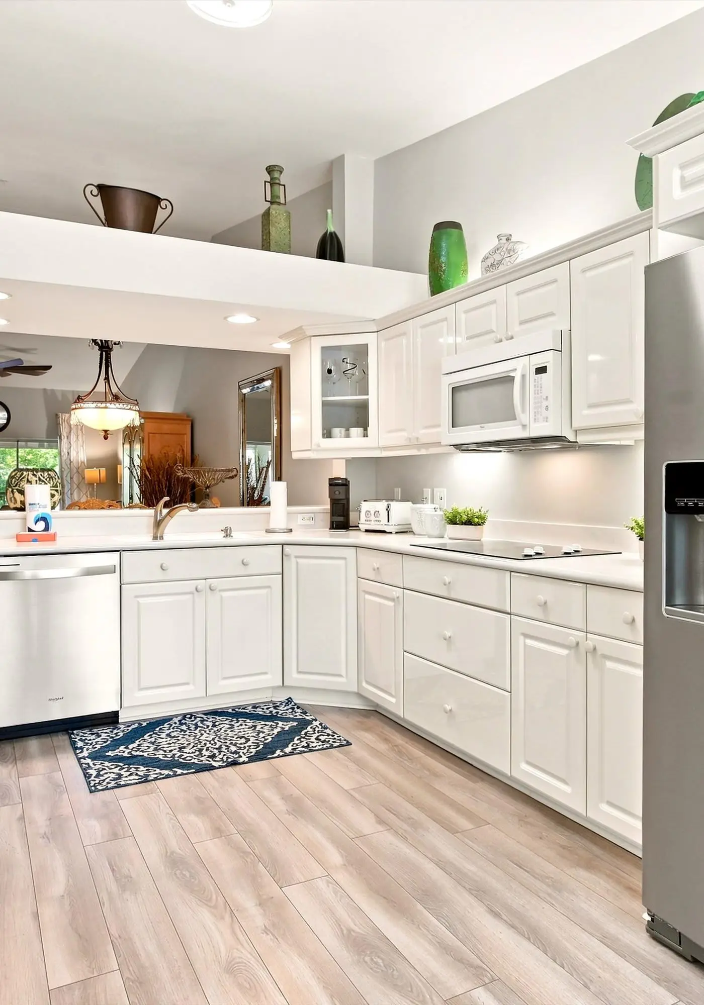 Cozy 2 Bedroom Naples Condo with Full Kitchen, shared Pool