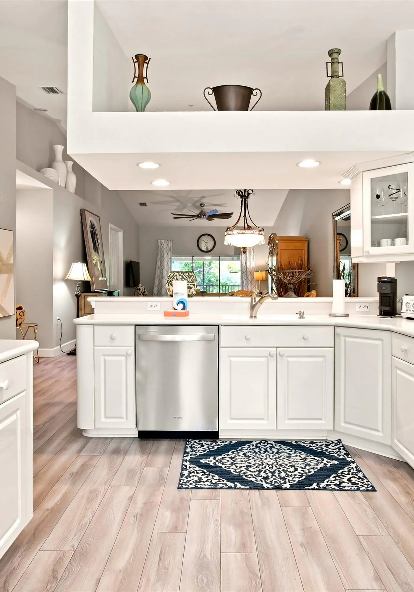 Cozy 2 Bedroom Naples Condo with Full Kitchen, shared Pool