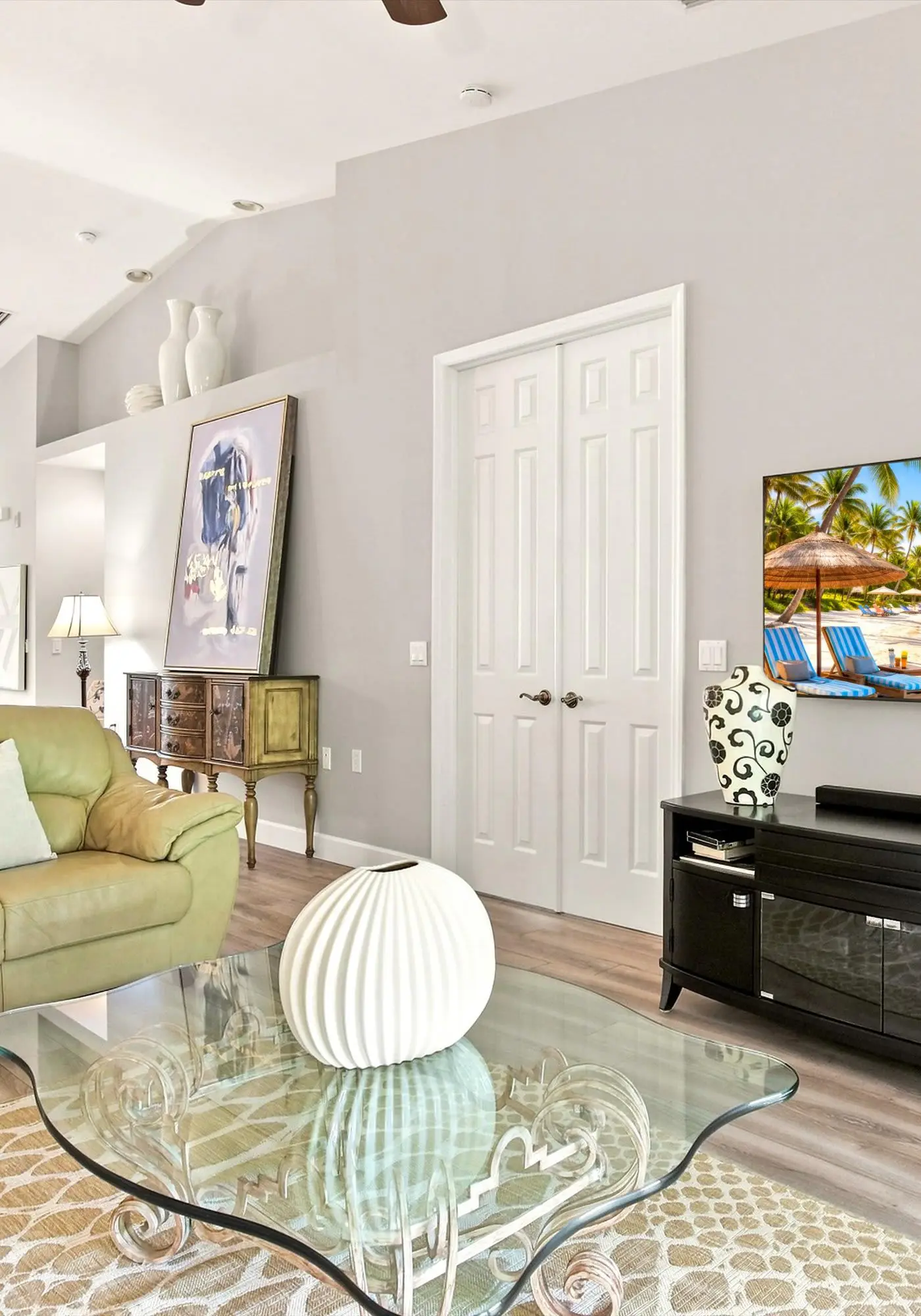 Cozy 2 Bedroom Naples Condo with Full Kitchen, shared Pool