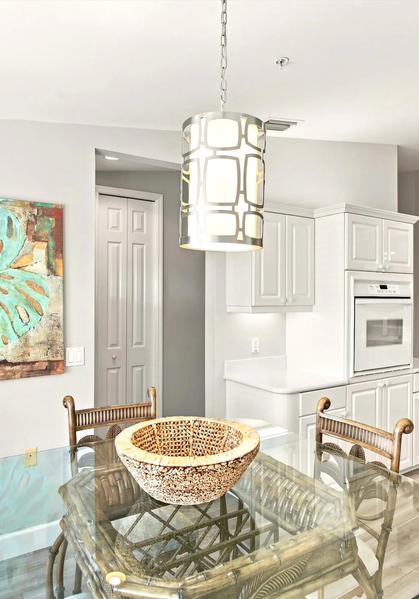 Cozy 2 Bedroom Naples Condo with Full Kitchen, shared Pool