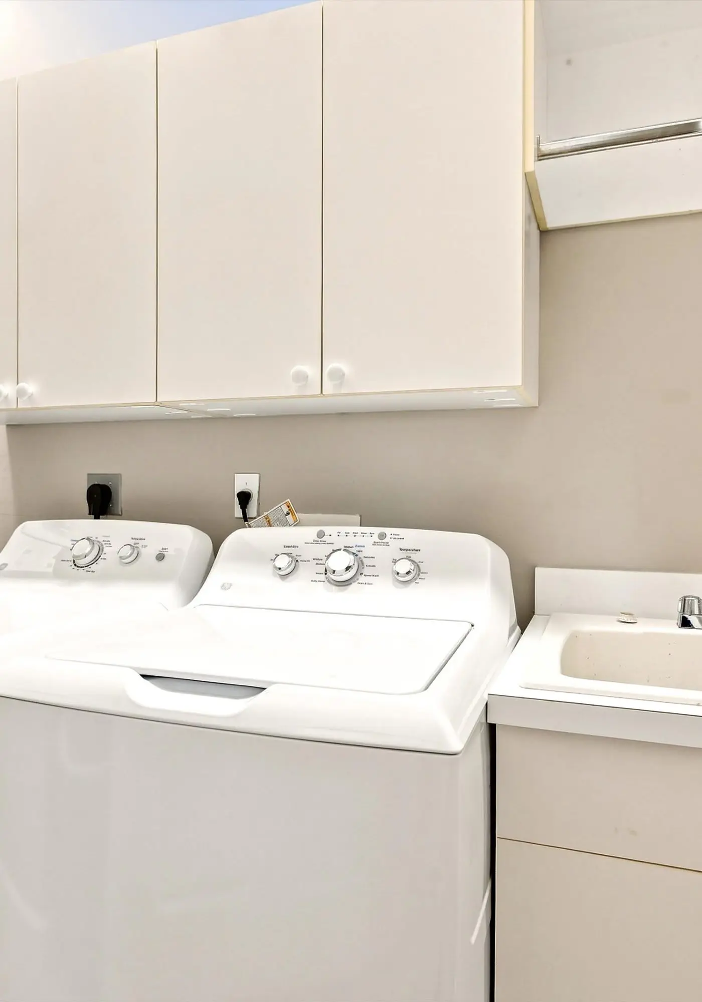 Cozy 2 Bedroom Naples Condo with Full Kitchen, shared Pool