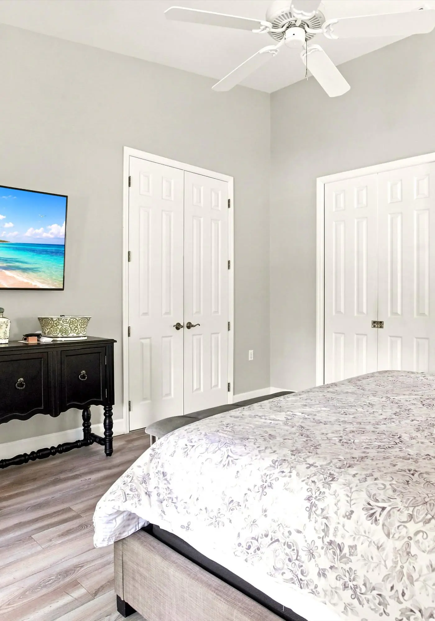 Cozy 2 Bedroom Naples Condo with Full Kitchen, shared Pool
