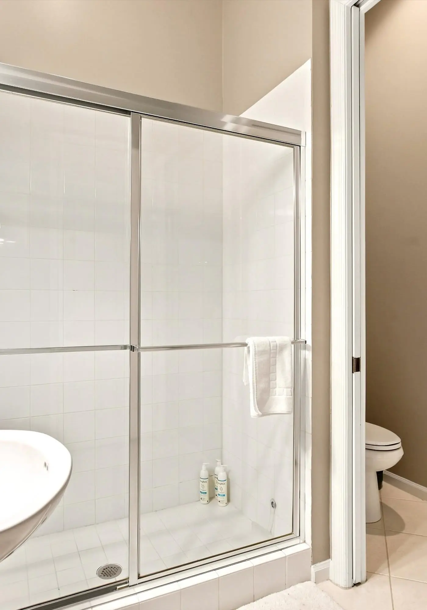 Cozy 2 Bedroom Naples Condo with Full Kitchen, shared Pool