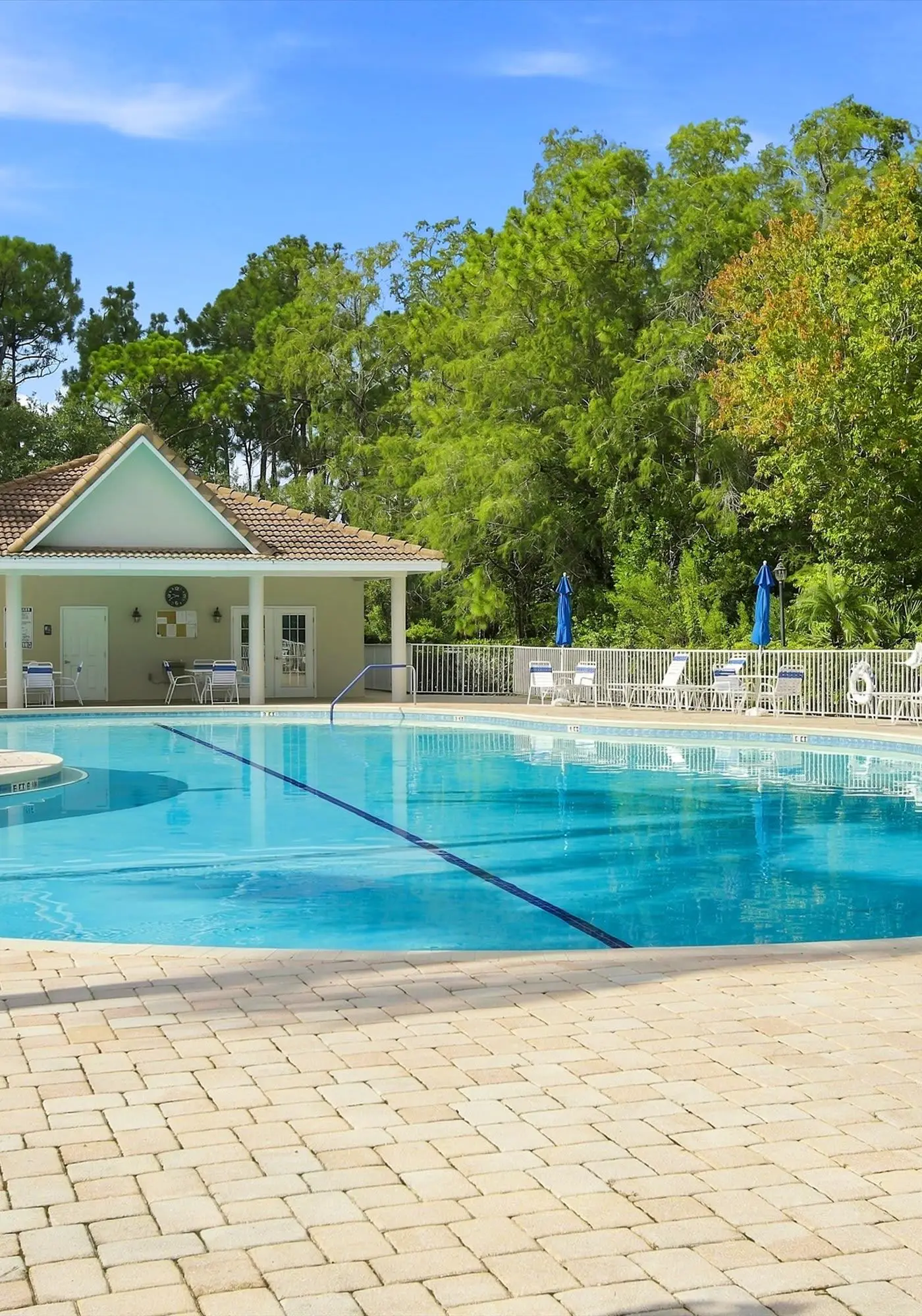 Cozy 2 Bedroom Naples Condo with Full Kitchen, shared Pool