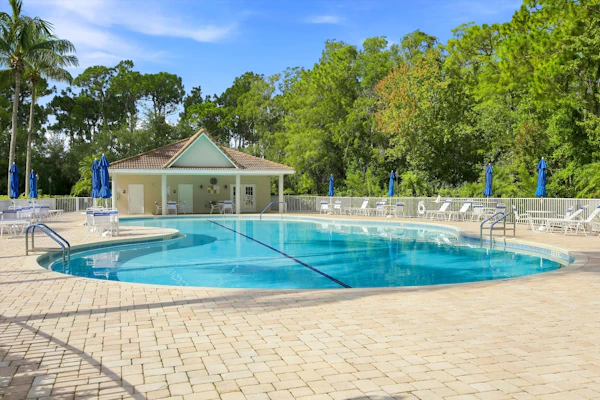Cozy 2 Bedroom Naples Condo with Full Kitchen, shared Pool
