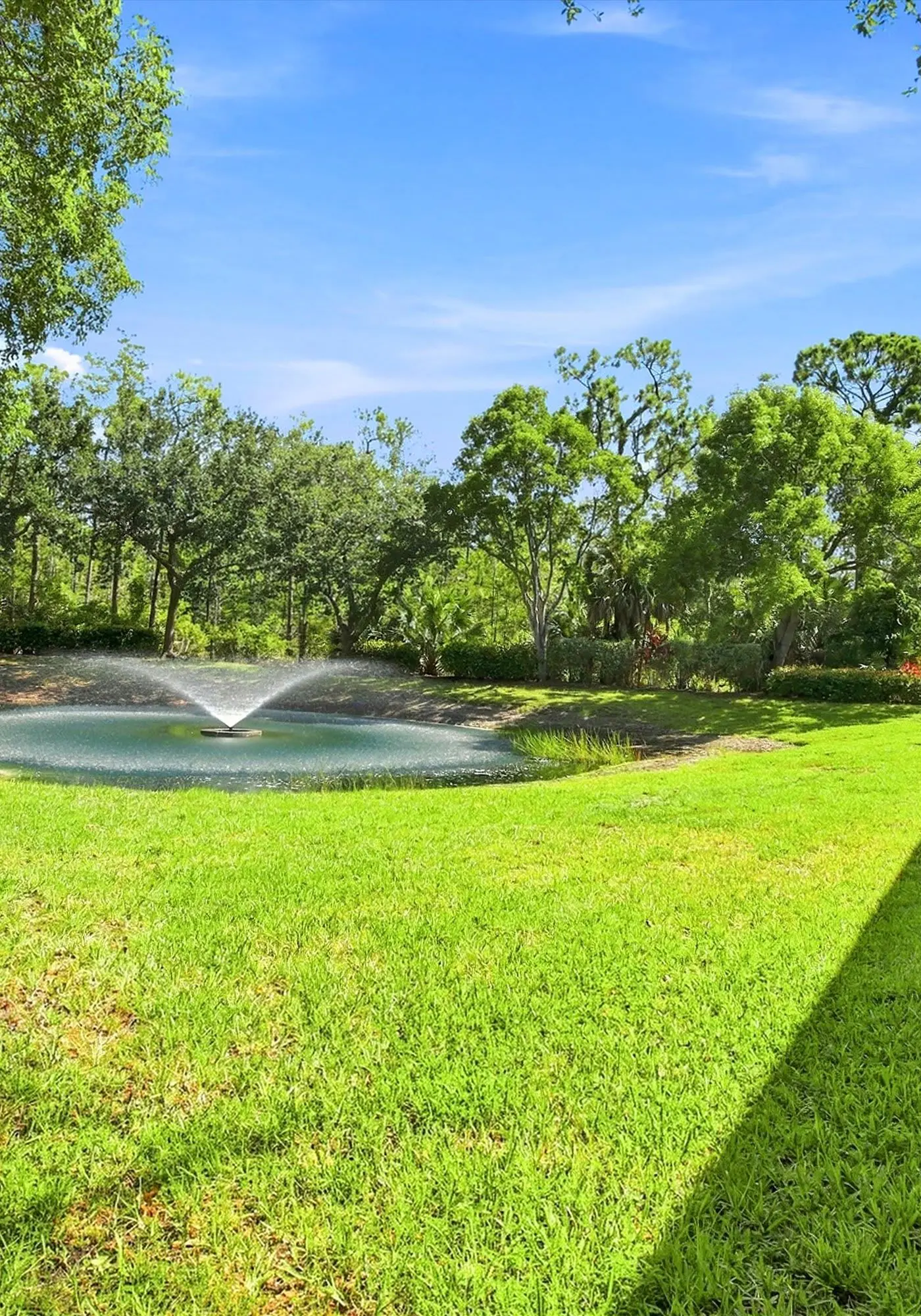 Cozy 2 Bedroom Naples Condo with Full Kitchen, shared Pool