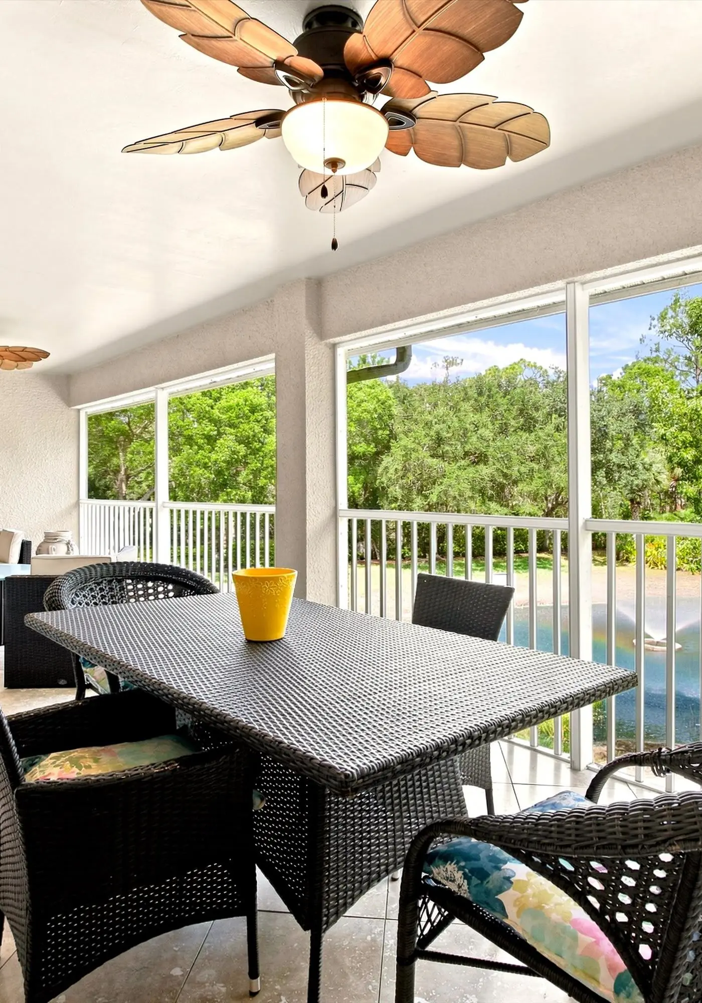 Cozy 2 Bedroom Naples Condo with Full Kitchen, shared Pool