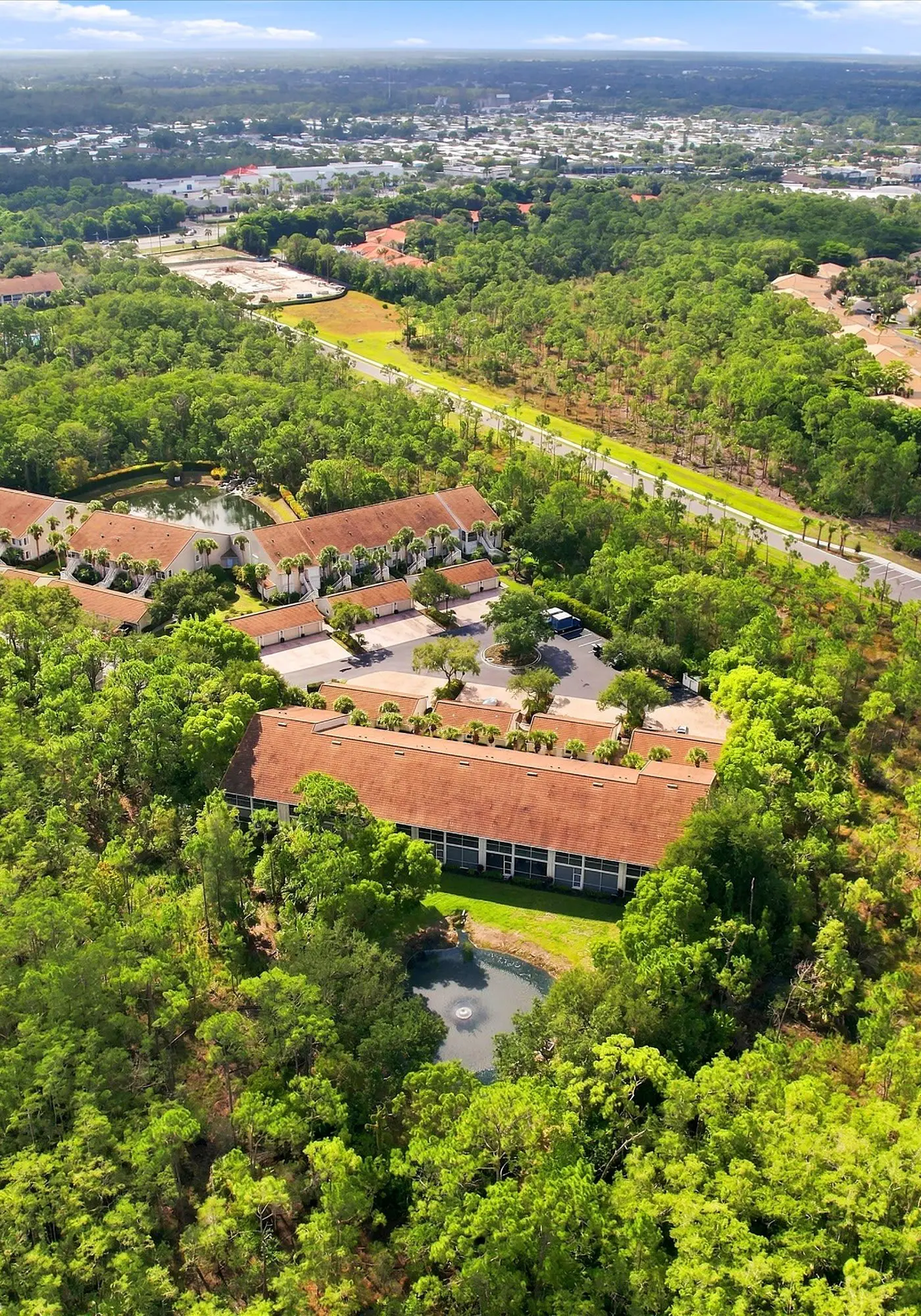 Cozy 2 Bedroom Naples Condo with Full Kitchen, shared Pool