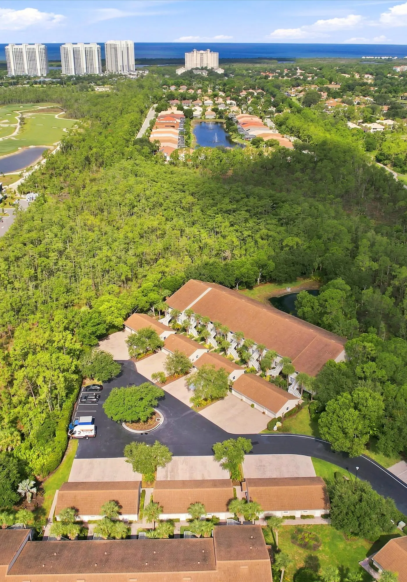 Cozy 2 Bedroom Naples Condo with Full Kitchen, shared Pool